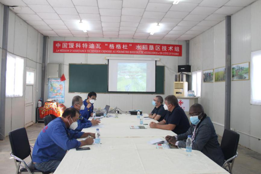 项目技术组与考察团（右）会谈